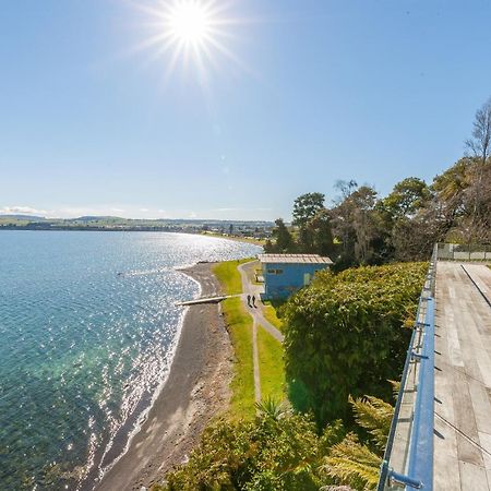 Spectacular Lakefront Home タウポ エクステリア 写真