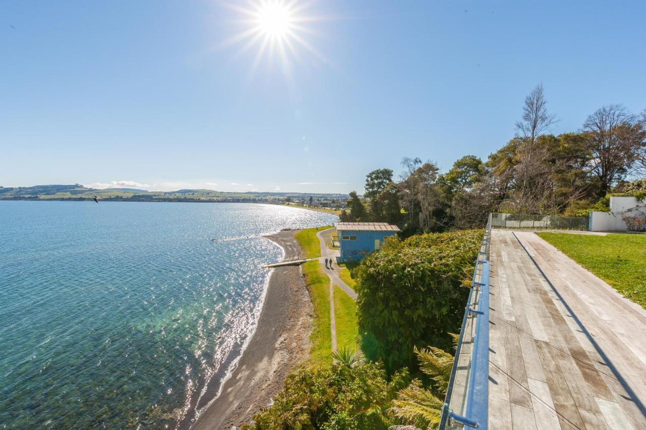 Spectacular Lakefront Home タウポ エクステリア 写真